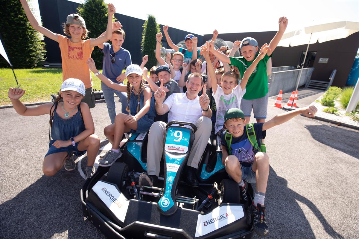 Vorstandsdirektor Stefan Stallinger bei den Schul-Workshops in der Erlebniswelt Energie in Timelkam