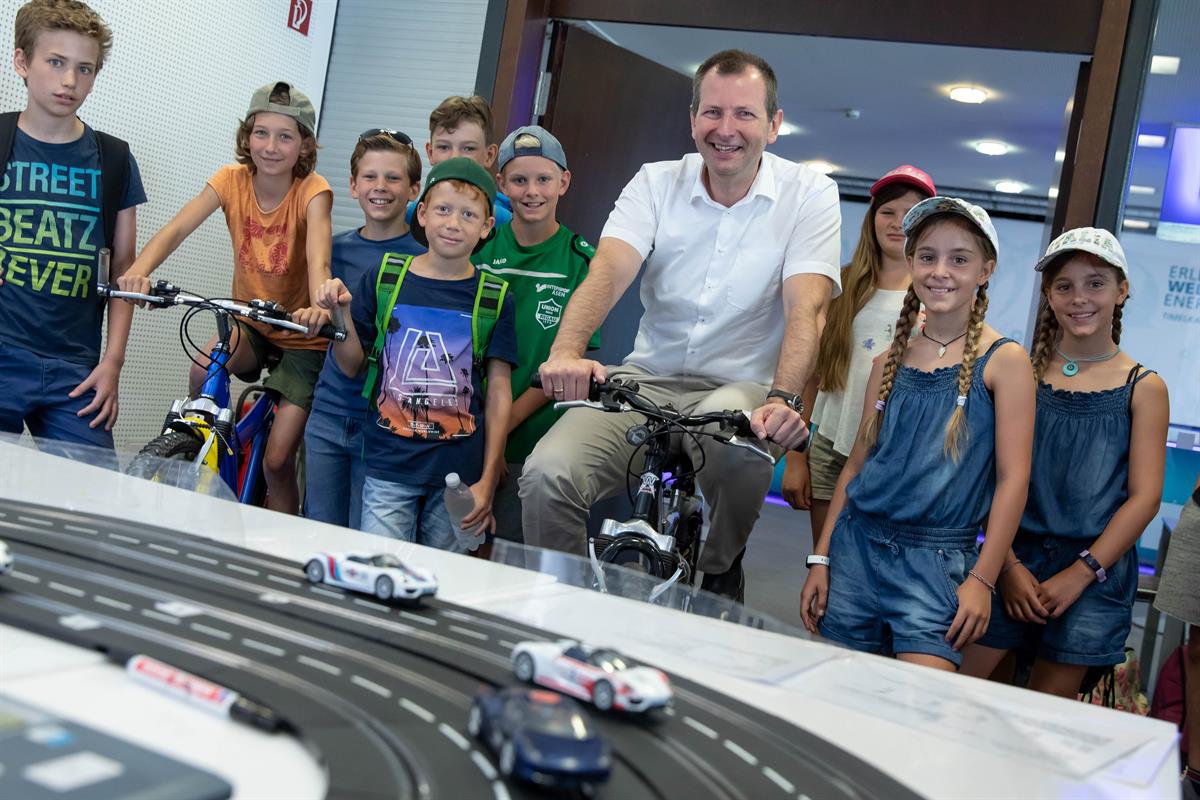 Vorstandsdirektor Stefan Stallinger bei den Schul-Workshops in der Erlebniswelt Energie in Timelkam