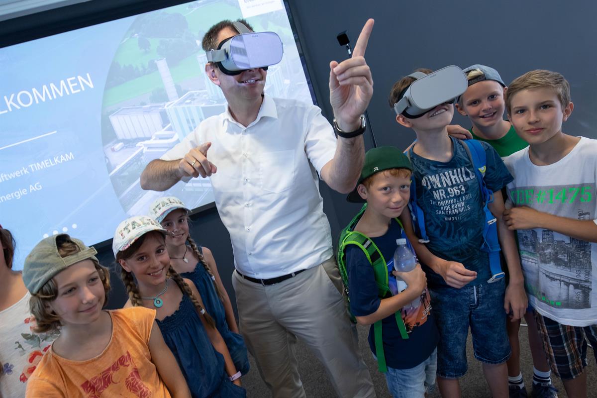 Vorstandsdirektor Stefan Stallinger bei den Schul-Workshops in der Erlebniswelt Energie in Timelkam