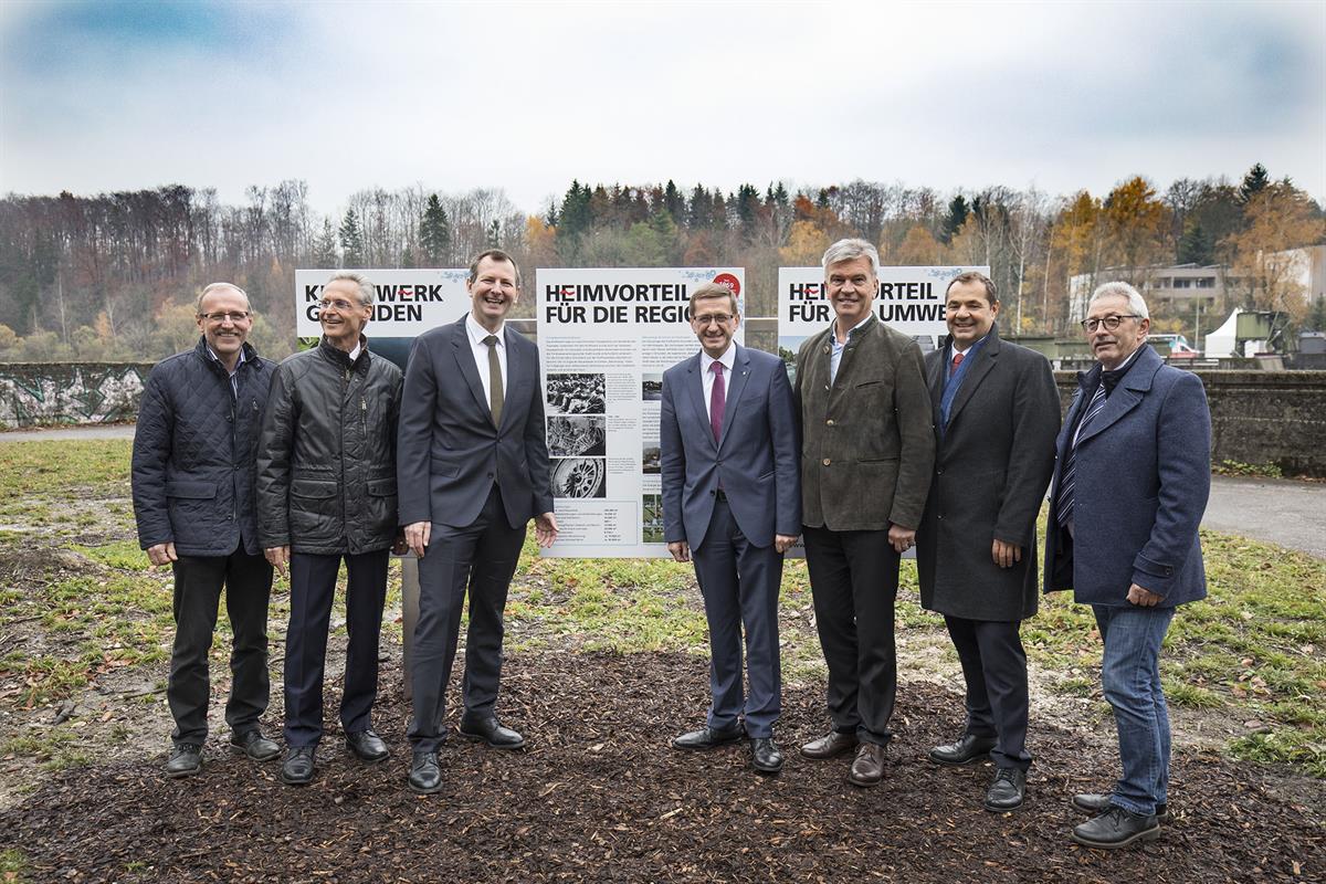 Tafelenthüllung bei der 50-Jahr-Feier beim Kraftwerk Gmunden