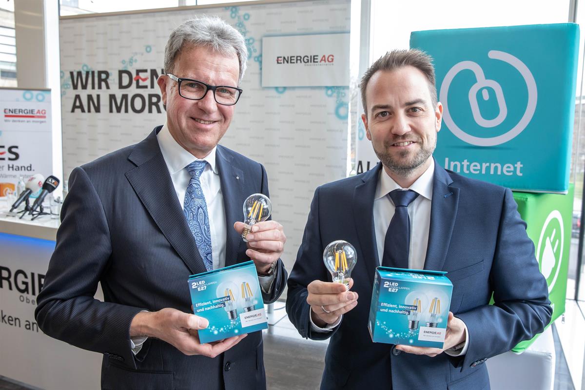 Klaus Dorninger und Michael Baminger präsentieren die LED-Lampen für die Energiesparmesse 2020.