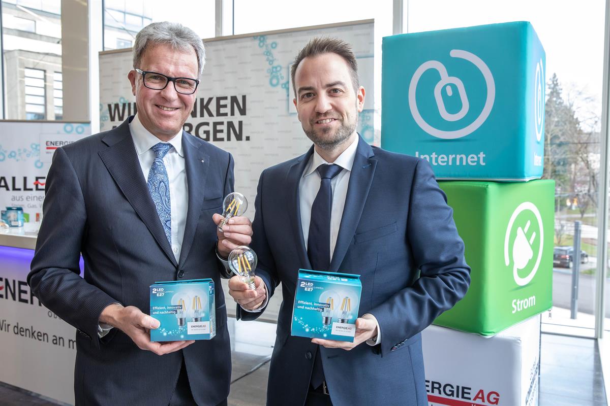 Klaus Dorninger und Michael Baminger präsentieren die LED-Lampen für die Energiesparmesse 2020.