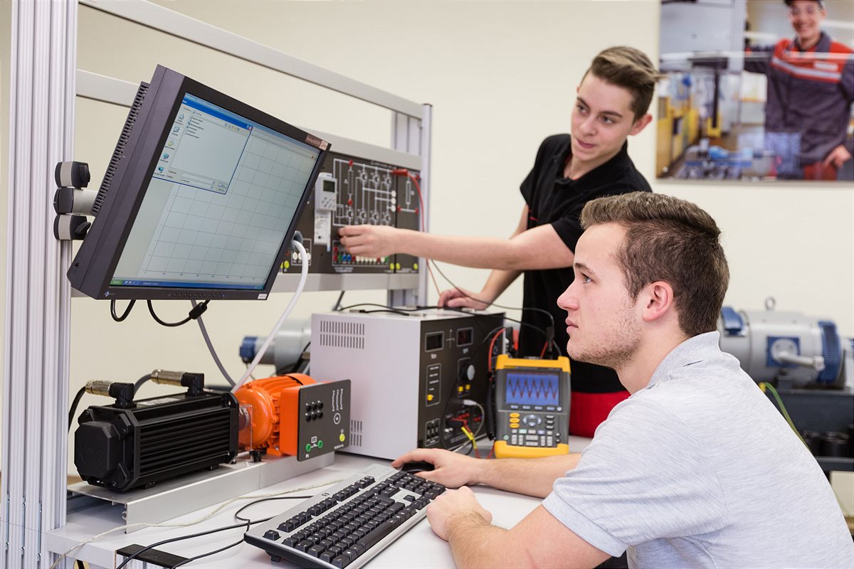 Lehrlinge beim Testen modernster Antriebstechnik in der Lehrwerkstätte in Gmunden