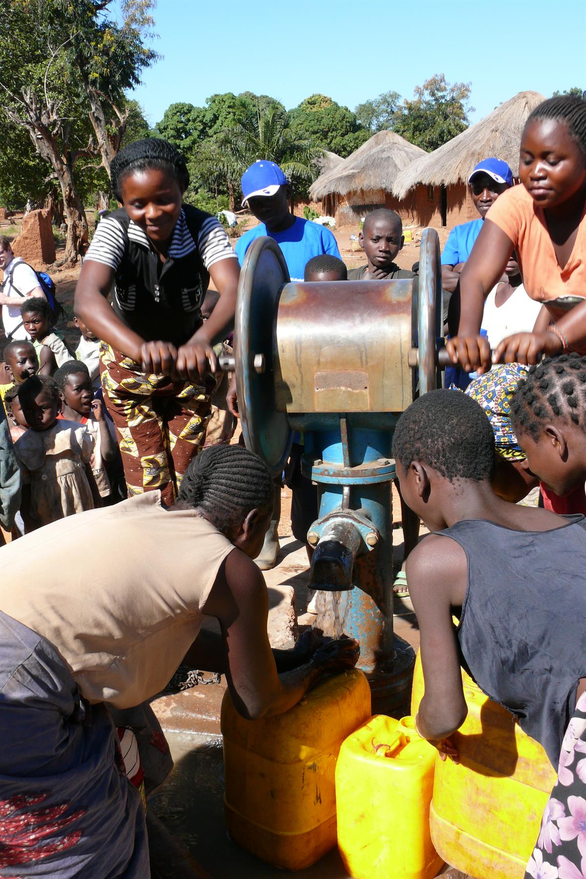 Charity-Aktion Wassertropfen: reparierter Brunnen in der Demokratischen Republik Kongo