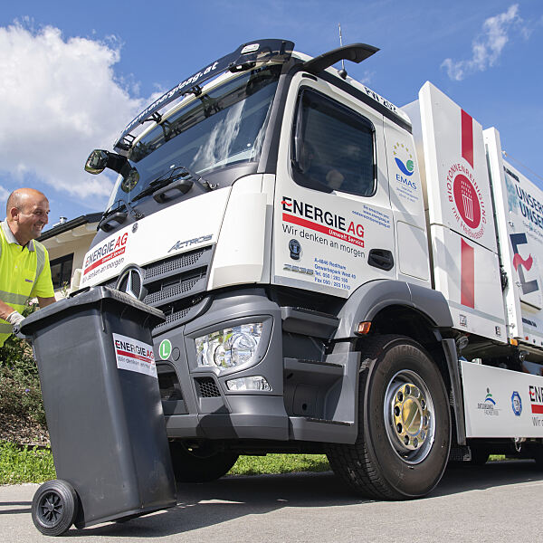 Energie AG Umwelt Service Müllpresswagen mit Mülltonne